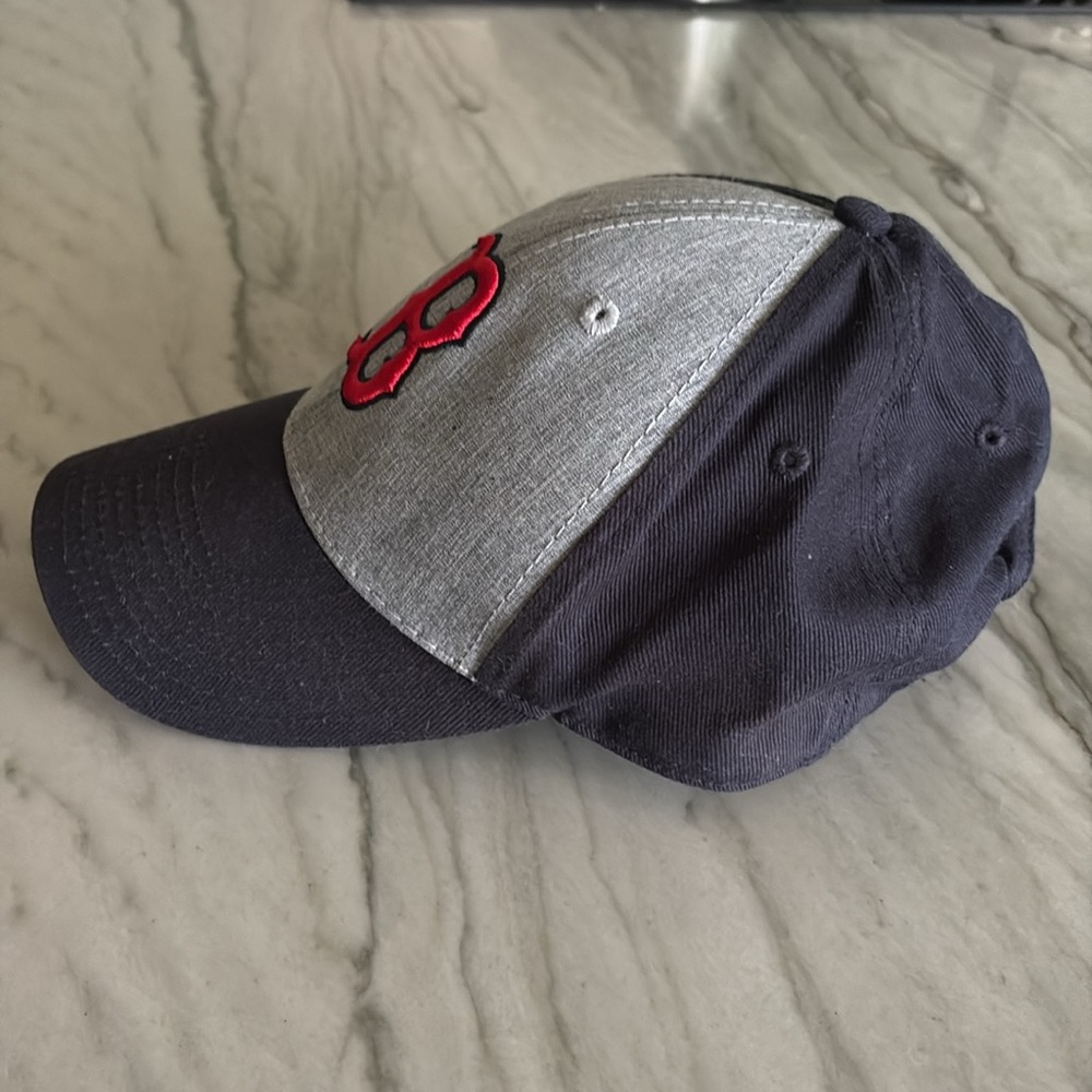 Boston Red Sox MLB NWOT Gray and Black Adjustable Cap w Red B - Picture 10 of 11
